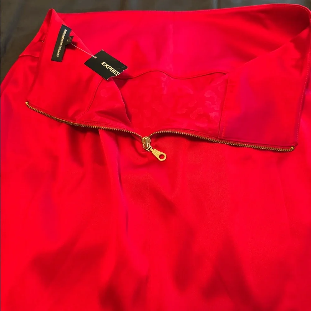 NWT! Vintage Express Red Skirt with Front  Gold Zip & Gold Horsebit Hardware 10 - Picture 4 of 10